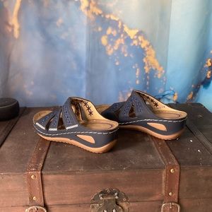 Orthopedic Blue Sandal. Size 40 (size 71/2). 2 1/4 heel, light weight, NEW